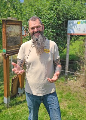 Imkermeister Franz Obendorfer mit Bienenschaukasten